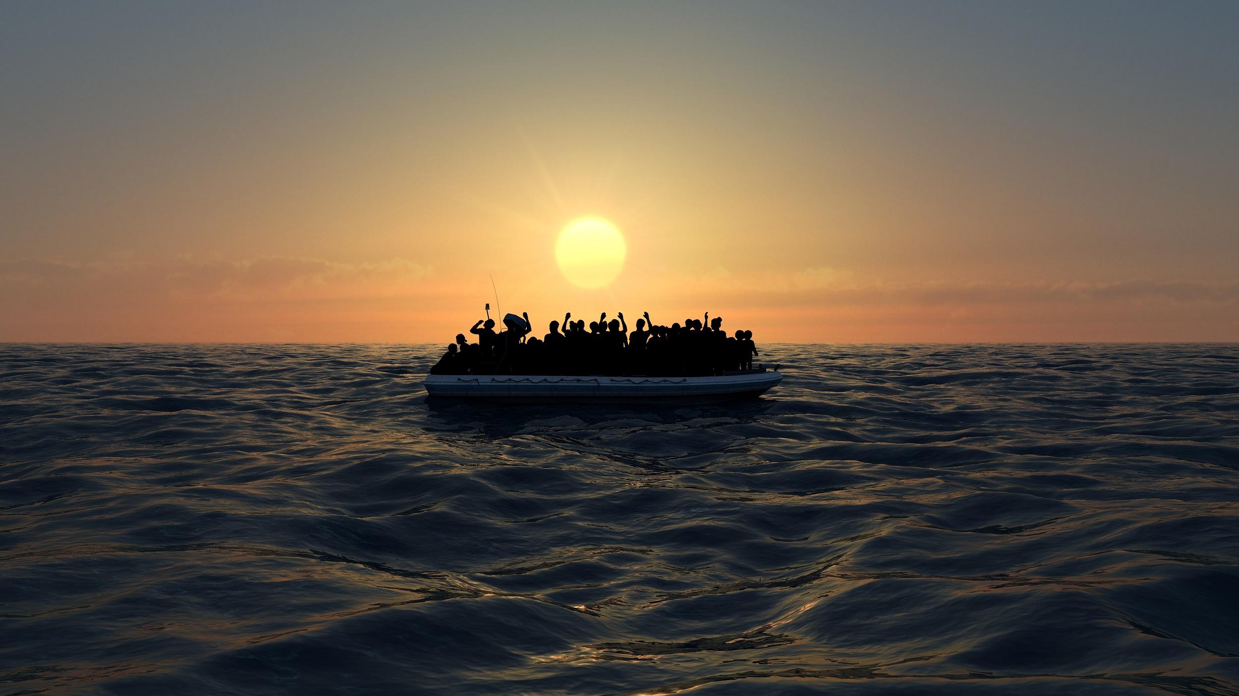 Ihmisiä kumiveneessä keskellä merta, taustalla aurinko.