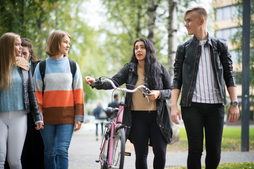 Nuoria ihmisiä kävelemässä, yhdellä polkupyörä, kuvituskuva.