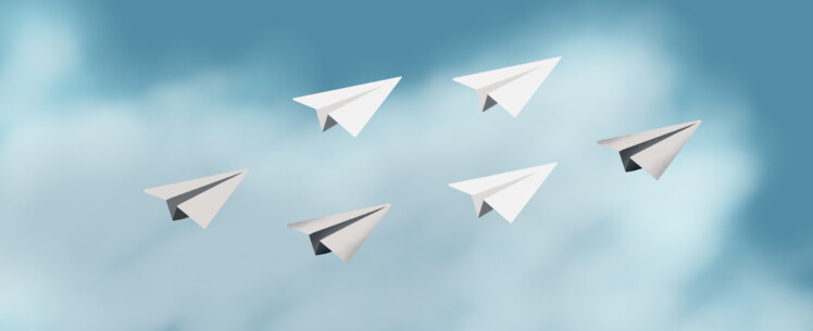 Paperilennokkejja lentämässä samaan suuntaan, kuvituskuva.
